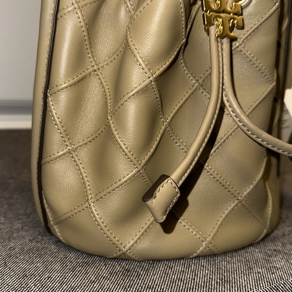 NWT Tory Burch Fleming Soft Bucket Small Bag. Pebblestone. - Picture 2 of 6